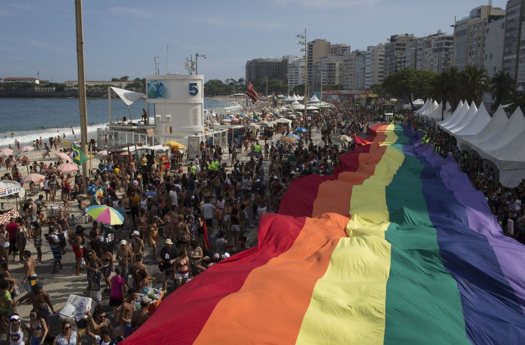 Die Regenbogenfahne gilt als Zeichen der Toleranz. In Rio trugen sie tausende Menschen die über zwei Kilometer lange Strecke an der Copacabana entlang.