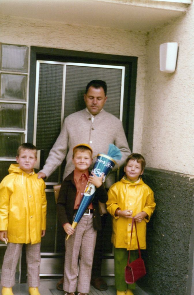 Michael Panzer bei der Einschulung mit den Geschwistern Ruth und Thomas und Vater Ernst.