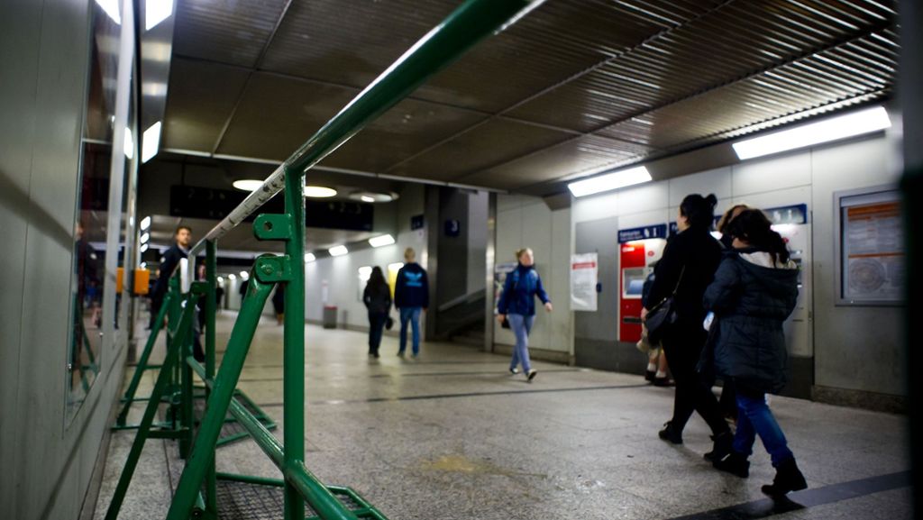 Vorfall im Bahnhof Bad Cannstatt: Mann erleidet nach Faustschlag Gehirnerschütterung