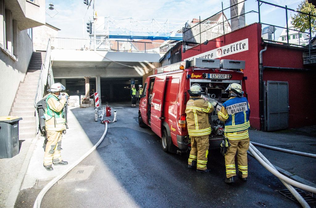 Die Feuerwehr Esslingen musste am Mittwochnachmittag zu einem Einsatz an der Augustingerbrücke. Eine Holztreppe hatte gebrannt.
