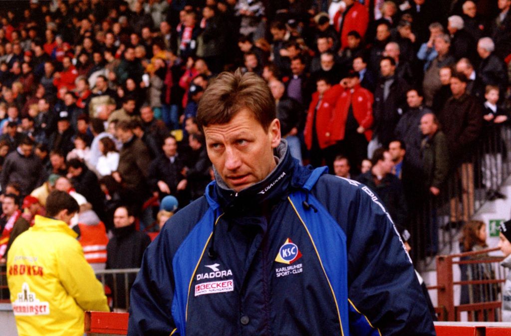 Ehrenspielführer und VfB-Meisterheld Guido Buchwald hat ebenso eine Karlsruher Vergangenheit: sowohl als Spieler (1998/1999) als auch als Sportdirektor. Als Funktionär stieg er mit dem KSC erst aus der zweiten Liga ab und später wieder auf.