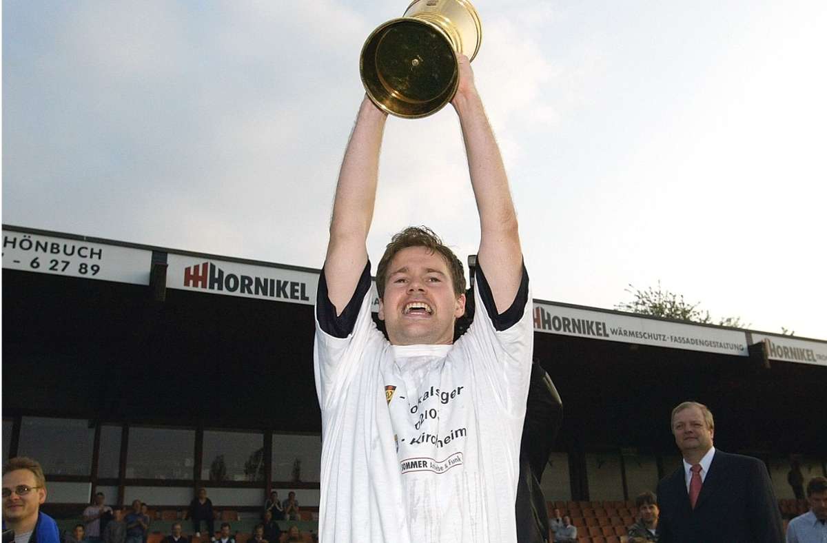 Kirchheims Thomas Edelmann reckt den WFV-Pokal 2003 in die Höhe.