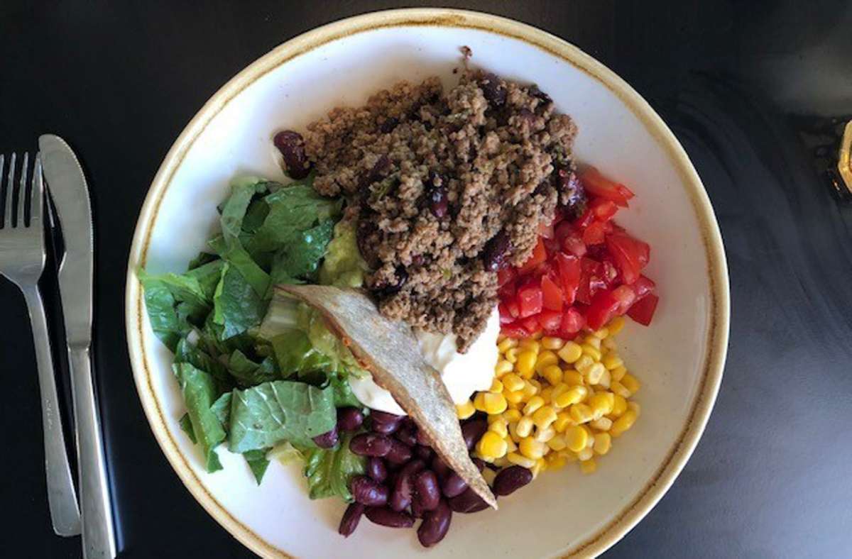 Etwas scharf und frisch: die Taco-Bowl mit Hackfleisch, Bohnen, Mais, Salat und Guacamole