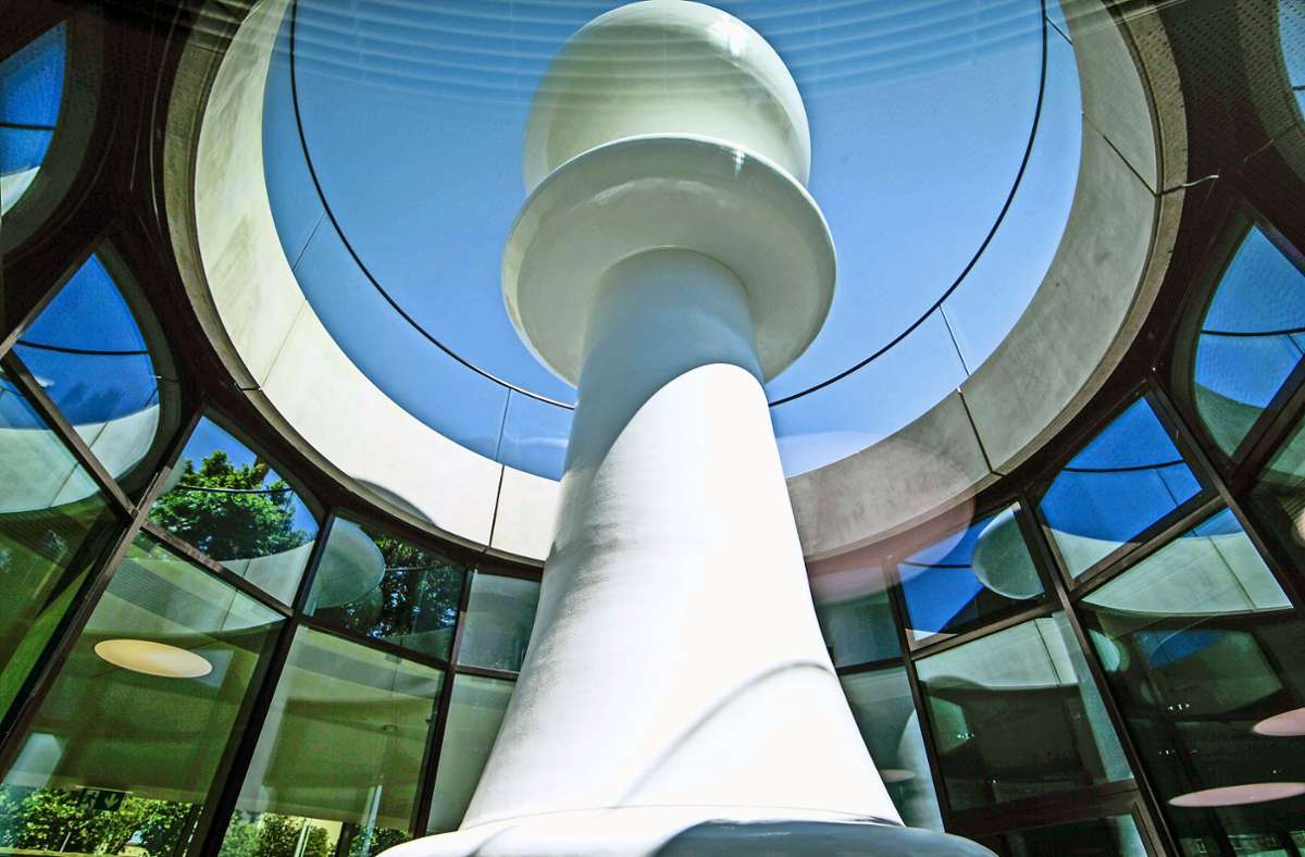 „Der Volksvertreter“ heißt die 7,20 Meter hohe Skulptur, die der Schweizer Künstler Beat Zoderer für das Bürger- und Medienzentrum des Landtags entworfen hat.