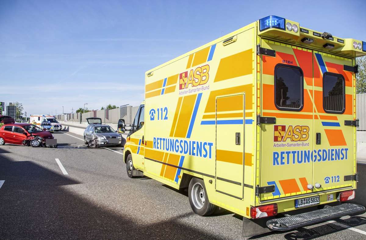 Die Insassen im Skoda erlitten laut Polizeibericht leichte Verletzungen, die 44-Jährige Beifahrerin wurde vom Rettungsdienst in ein Krankenhaus gebracht.
