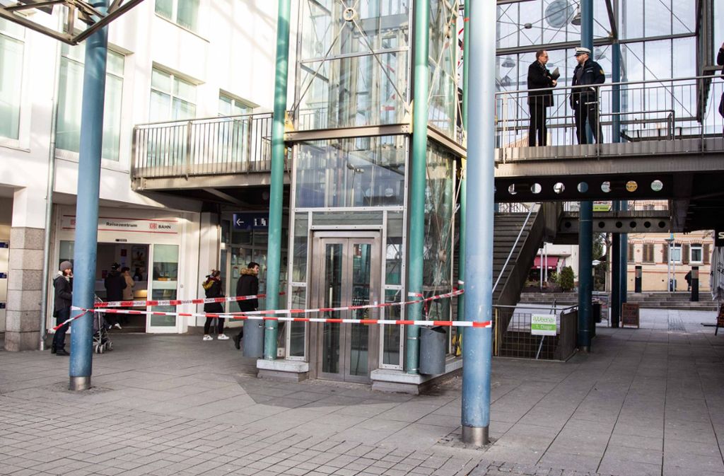 30. Januar: Im Kornwestheimer Bahnhof stürzt ein Aufzug ab. Ein Ehepaar hat Glück, es wird nur leicht verletzt. Der Grund für den Unfall: Eine Schweißnaht war gerissen.