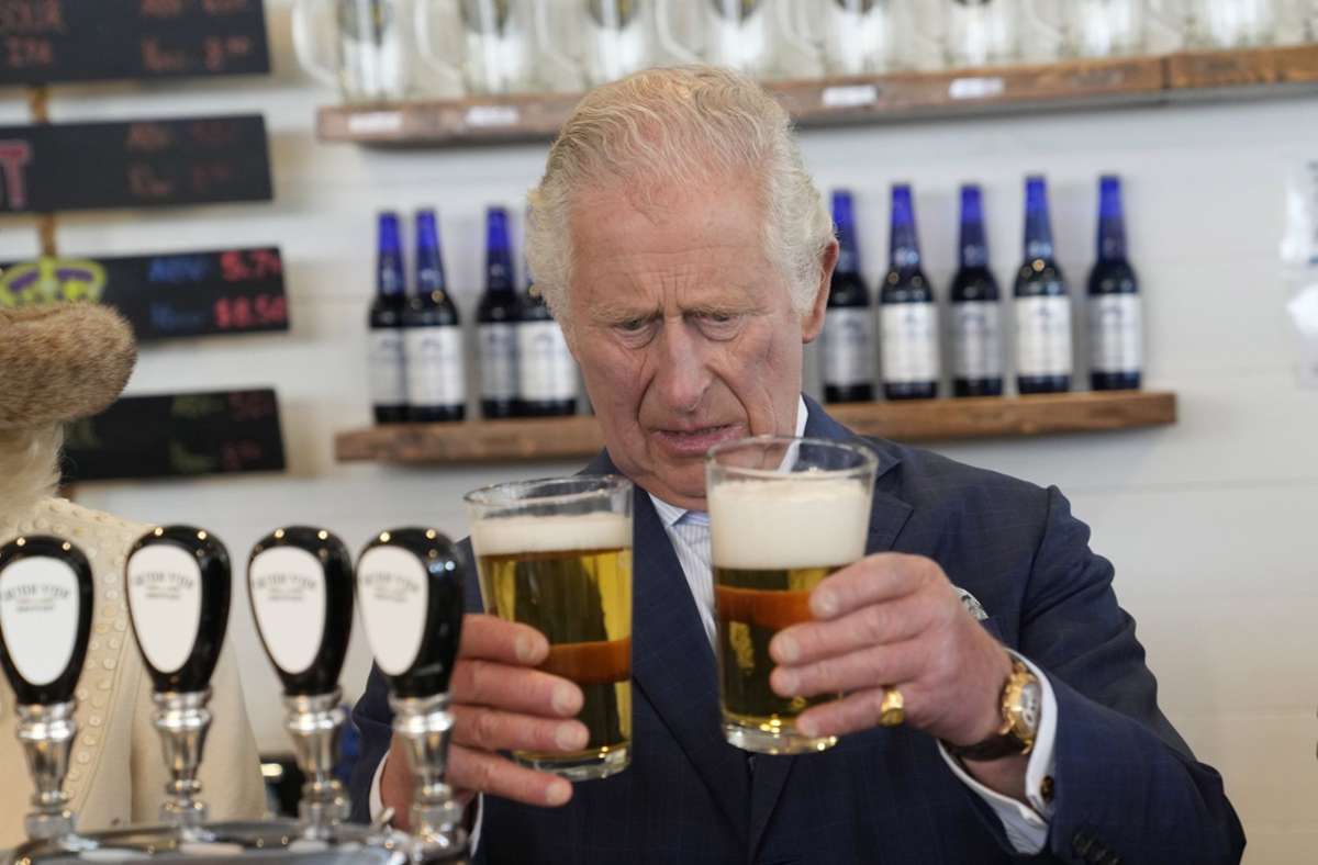Das Bier wurde dem kritischen Blick von Charles unterzogen.