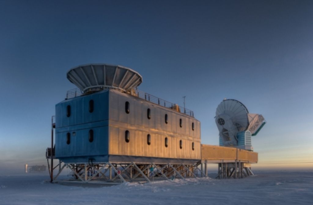 Das Teleskop BICEP2 ist auf dem Dach einer Forschungsstation am Südpol montiert. Rechts im Bild ist das South Pole-Radioteleskop mit einer 10-Meter-Schüssel zu sehen.