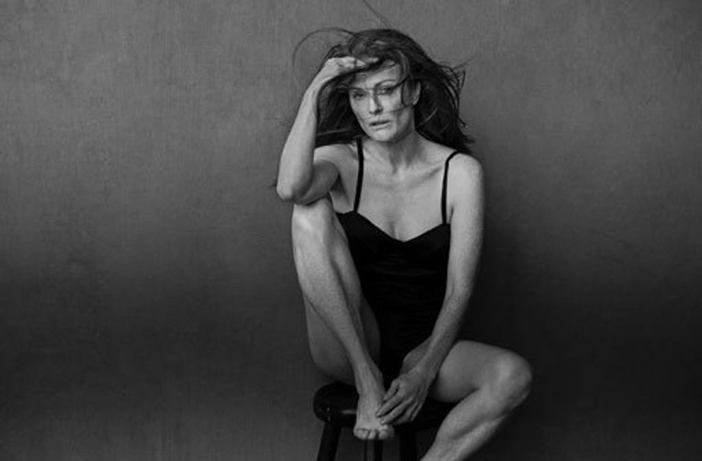 Julianne Moore in Schwarz-Weiß.