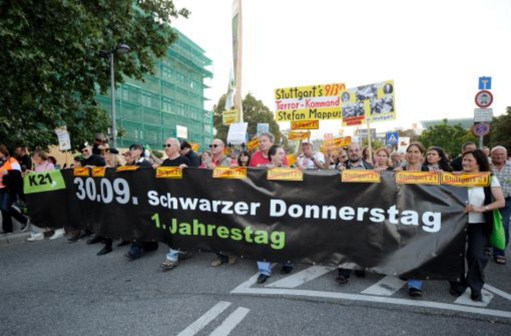 Gegner des umstrittenen Bahnprojekts "Stuttgart 21" am Freitag (30.09.11) in Stuttgart waehrend eines Demonstrationszuges anlaesslich des ersten Jahrestages des "Schwarzen Donnerstags"