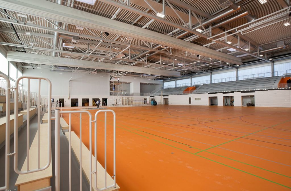 Orange ist die vorherrschende Farbe in der umgebauten und sanierten Sporthalle Weil.
