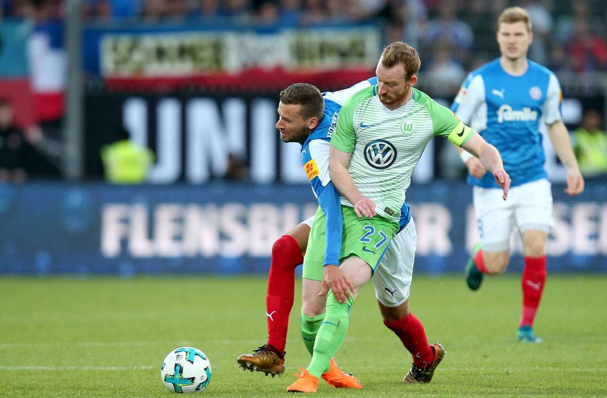 2017/18: Ein Jahr später muss der VfL Wolfsburg um seinen Kapitän Maximilian Arnold (vorne) erneut in die Relegation. Diesmal hat Holstein Kiel die Chance auf den Aufstieg, verliert aber in der Autostadt (1:3) und im eigenen Stadion (0:1) gegen die Elf von Bruno Labbadia.