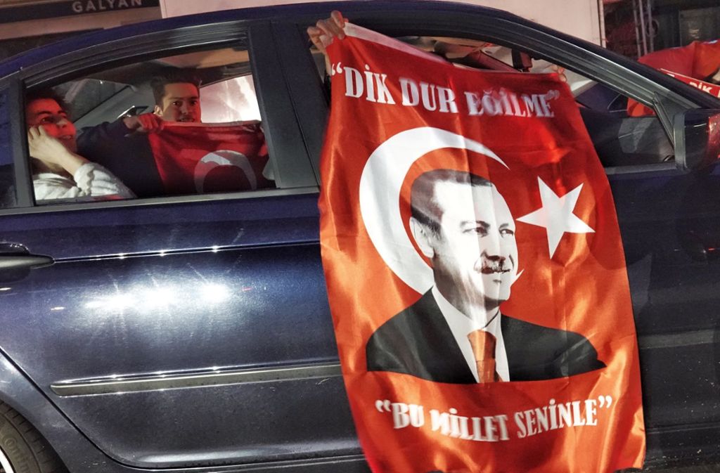 Anhänger des türkischen Präsidenten Erdogan fahren mit Türkeifahnen nach den ersten Hochrechnungen zur türkischen Parlaments- und Präsidentenwahl durch den Hamburger Stadtteil Wilhelmsburg.