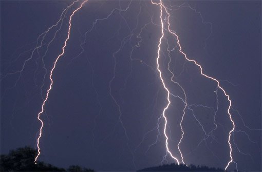 In der Region Stuttgart schlugen in der Nacht zum Samstag mindestens zwei Blitze ein. Foto: dpa/Symbolbild