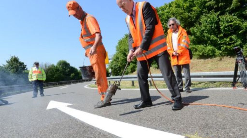 Hinweis für Geisterfahrer : Verkehrsminister Winfried Hermann malt Pfeil auf A8