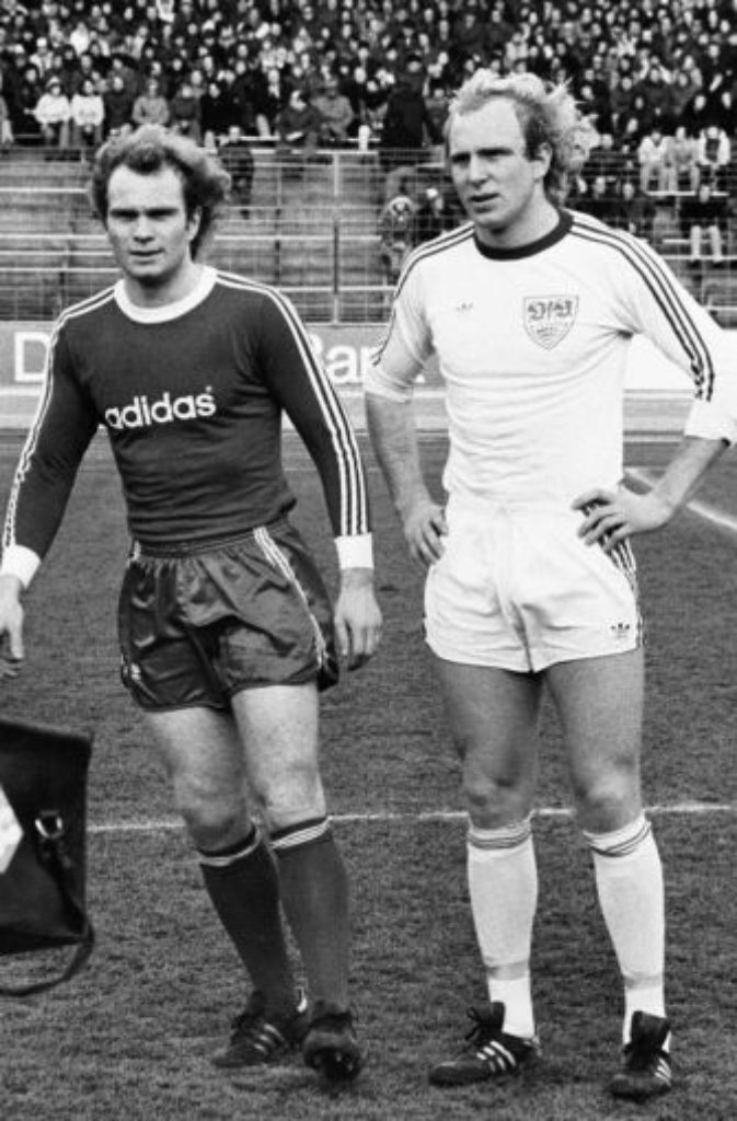Dieter Hoeneß (rechts, daneben sein Bruder Uli) wechselte 1975 vom VfR Aalen zum VfB Stuttgart in die 2. Bundesliga Süd, traf 19 Mal in zwei Spielzeiten und war dann mit dem VfB in der Bundesliga am Ball. Nach 25 Bundesligatoren für den VfB in zwei weiteren Saisons wechselte ...