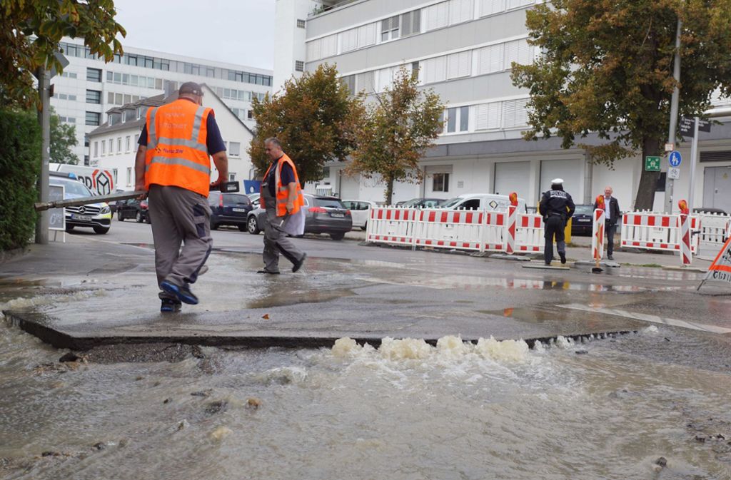 Gegen 10 Uhr ist das Wasserrohr an der Kreuzung Ruppmannstraße/ Industriestraße gebrochen.
