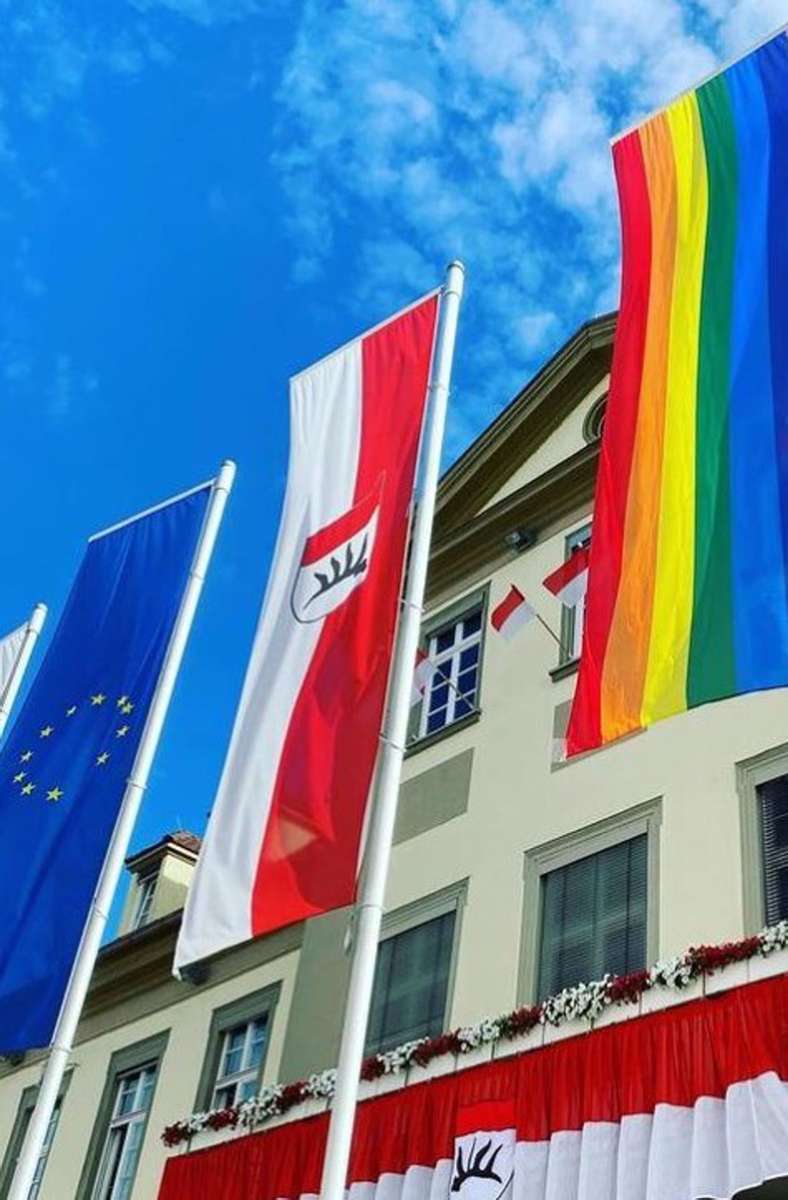 Auch vor dem Göppinger Rathaus hängen nun die Farben der LGBTQ-Community.