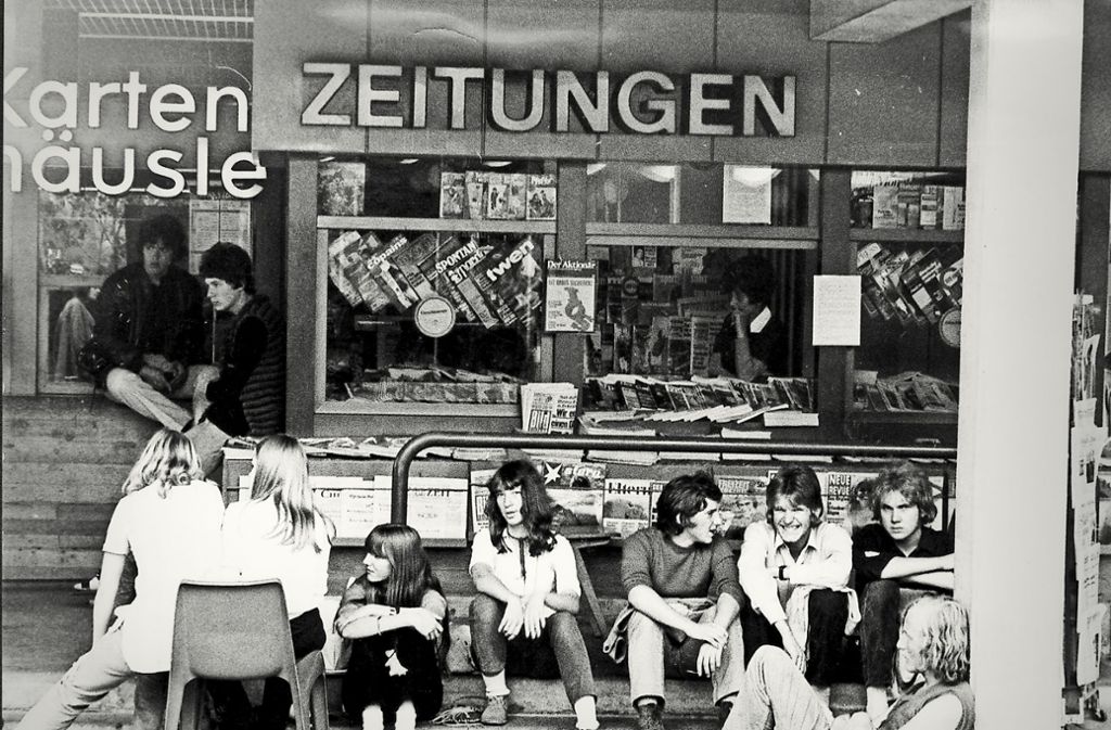 Das Kartenhäusle des Kleinen Schlossplatzes war über viele Jahre ein Treffpunkt junger Menschen (hier ein Foto von Juli 1970).