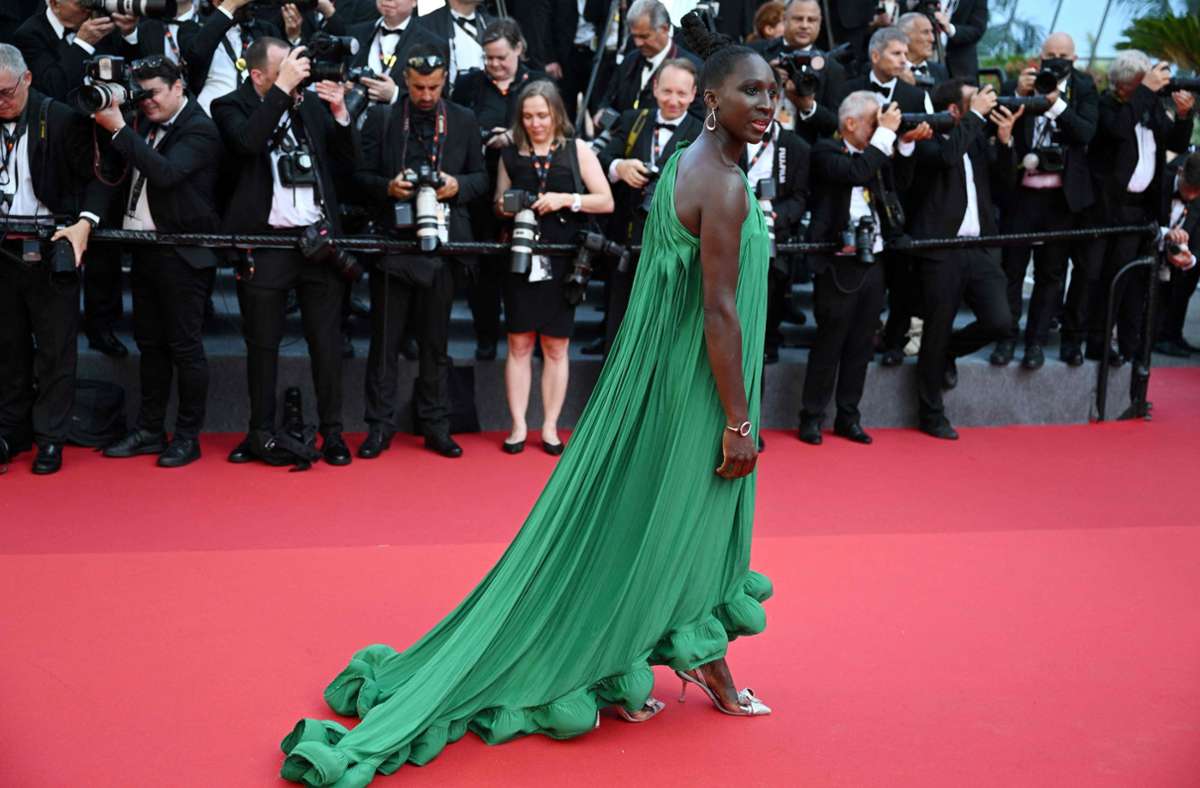 Die französische Schauspielerin Eye Haidara setzt auf ein knalliges Grün.