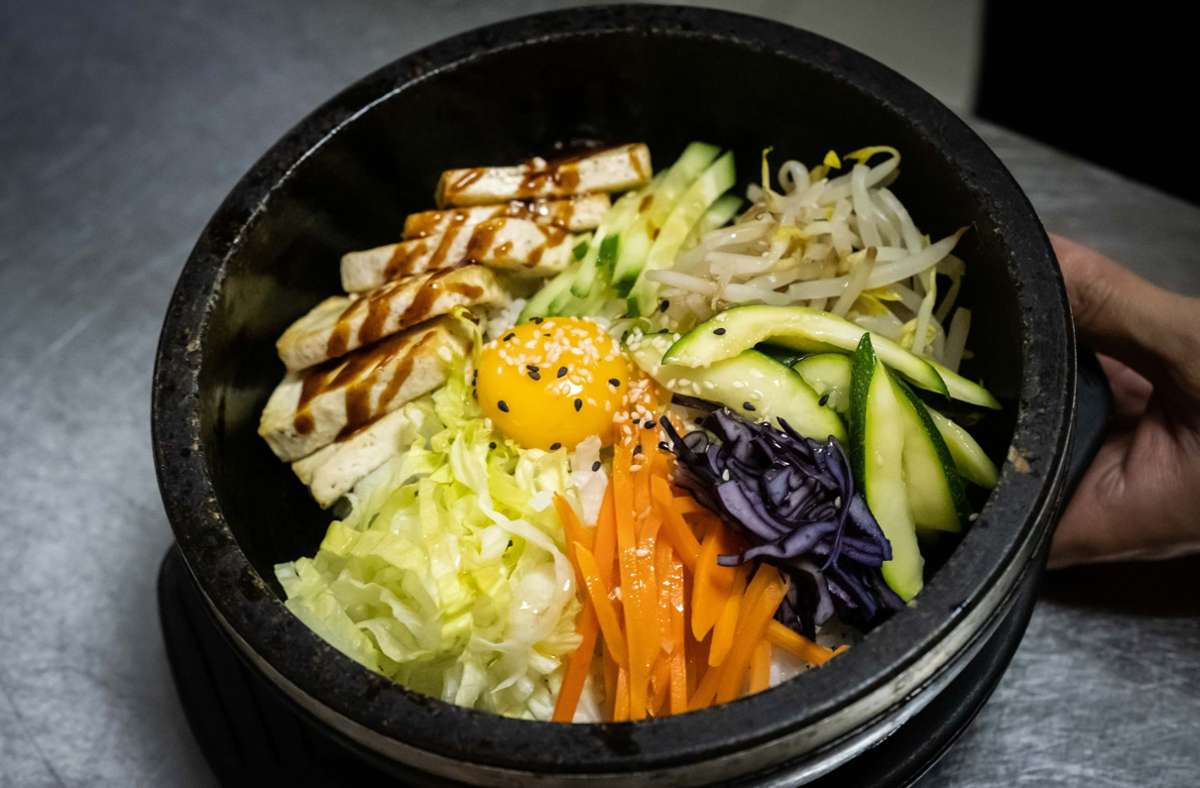 Bibimbap (im Steintopf gekochter Reis mit verschiedenem Gemüse und Ei) ist ebenfalls original koreanisch.