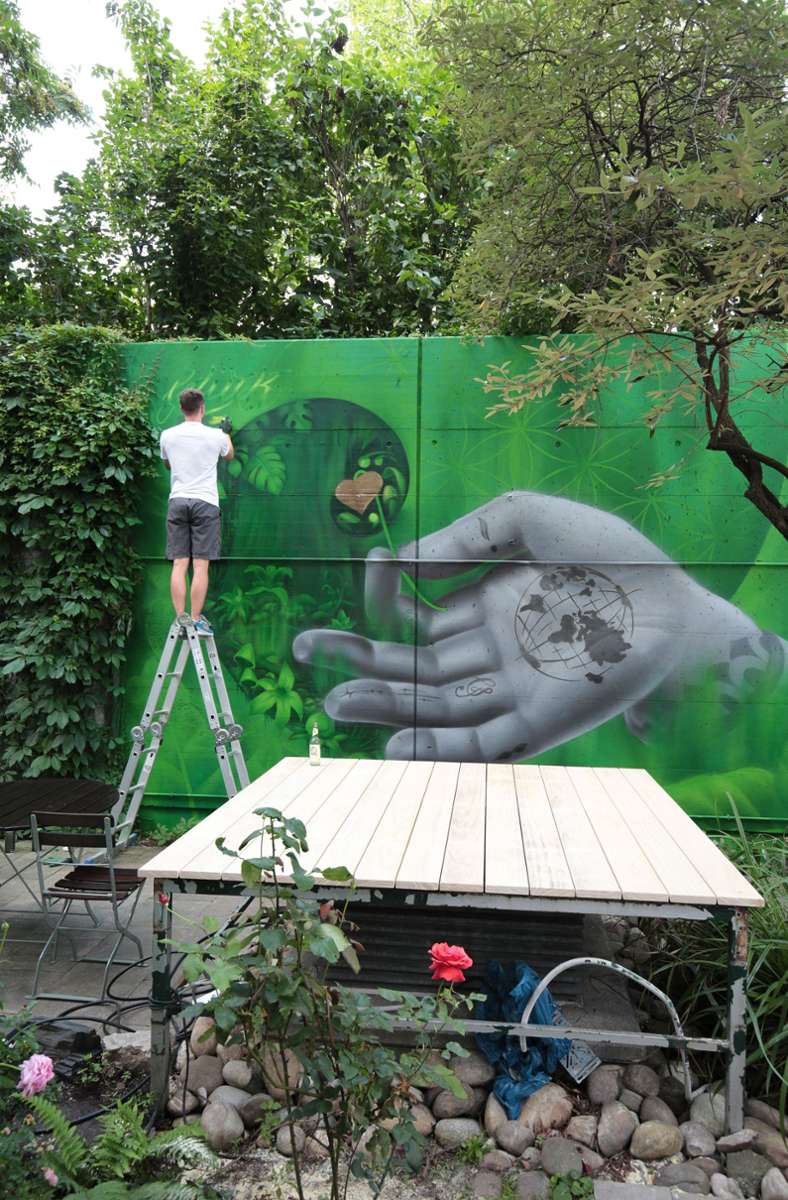 Der Graffiti-Sprayer Moritz Vachenauer mit dem Künstlernamen Glück.