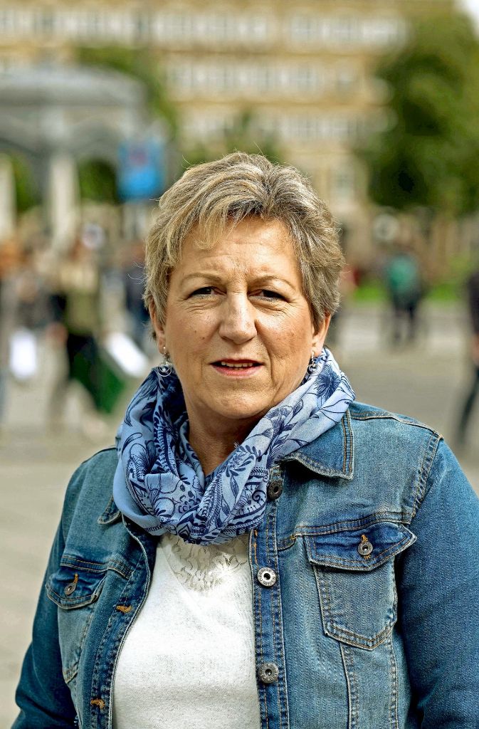 Anita Buck (58, Stofffachberaterin aus Korb): „Die Spitzenkandidaten der großen Parteien sind mir unsympathisch. Merkel ist zu alt, Schulz fehlen die Ideen. Was er angeht, hat weder Hand noch Fuß. Die Zeitarbeit ist mir ein Dorn im Auge. Deswegen wähle ich links.“