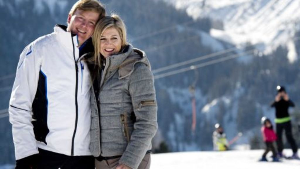  Dem Schicksal zum Trotz: Genau ein Jahr nach dem folgenschweren Lawinenunfall von Prinz Friso fährt die niederländische Königsfamilie im österreichischen Lech wieder Ski. Máxima, Willem-Alexander und Königin Beatrix lächeln - für die Fotografen. 