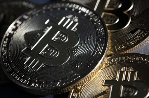 Der Mann soll mehrerer Hunderttausend Euro in der Kryptowährung Bitcoin erpresst haben (Symbolbild). Foto: dpa/Fernando Gutierrez-Juarez