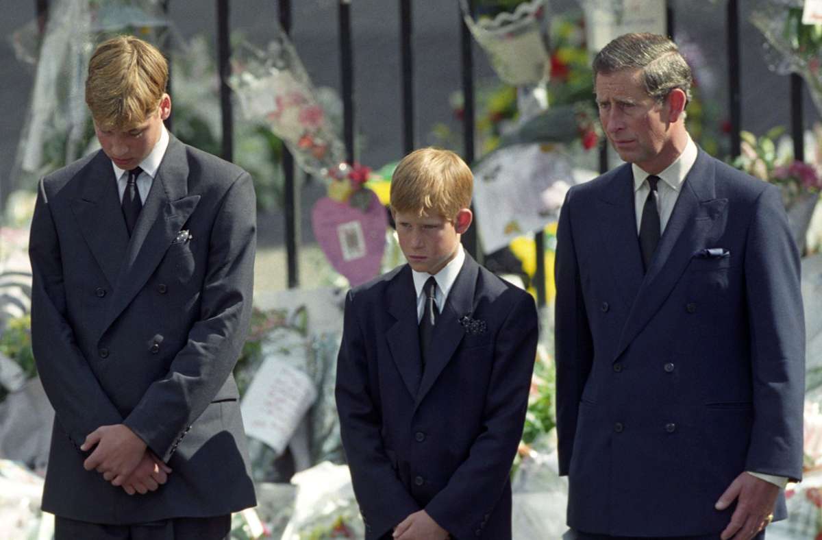 Bei einem Autounfall in Paris stirbt Diana 1997 mit nur 37 Jahren. Charles eilt nach Frankreich, um den Sarg seiner Ex-Frau nach England zu holen.