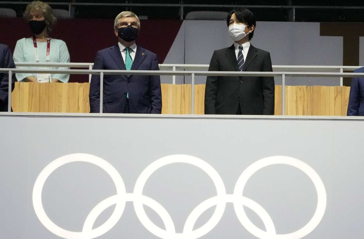 Japans Kronprinz Akishino (rechts) und der Präsident des Internationalen Olympischen Komitees, Thomas Bach.
