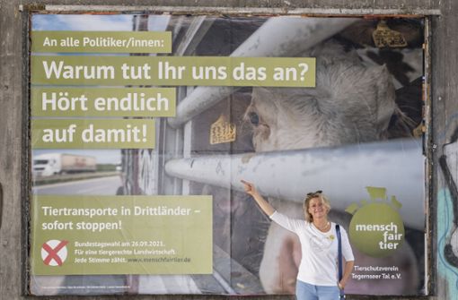 Petra Kletzander, die Gründerin der Initiative mensch fair tier,  vor einem Großplakat des ehrenamtlichen Bündnisses. Foto: Andreas / Engelhard