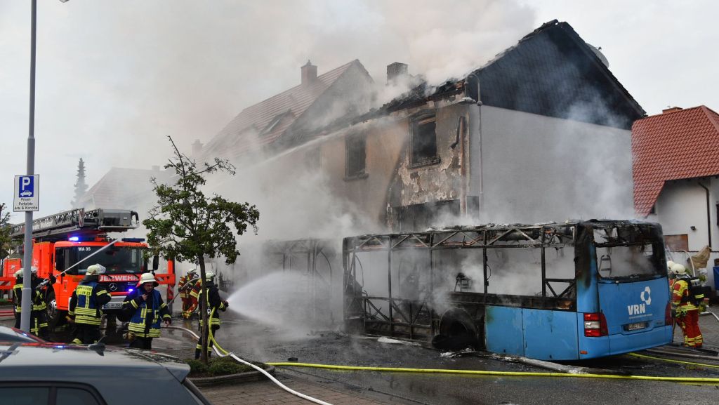 Baden-Württemberg: Flammen von Bus setzen Haus in Brand - Familie verliert Zuhause