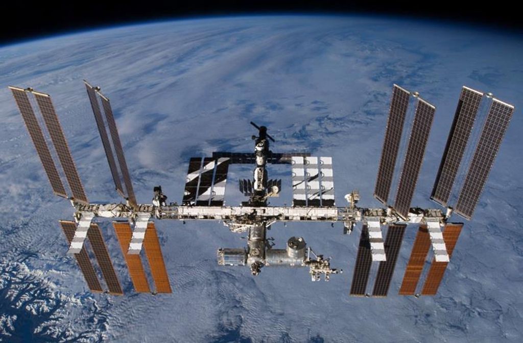 Die undatierte Aufnahme zeigt die Internationale Raumstation (ISS) mit dem angedockten europäischen Wissenschaftslabor Columbus (Mitte, unten links) in der Erdumlaufbahn.