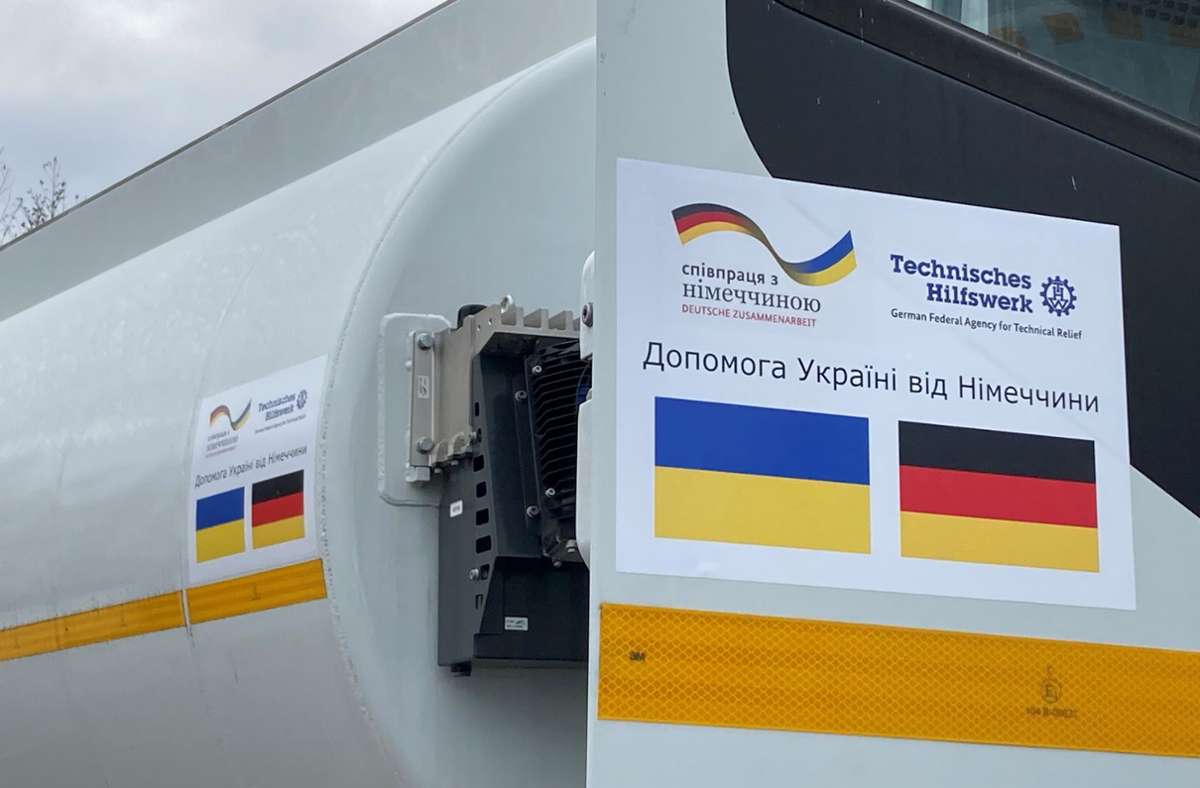 Beschriftung auf den Tankwagen, die in der Ukraine Diesel für die Generatoren transportieren sollen.