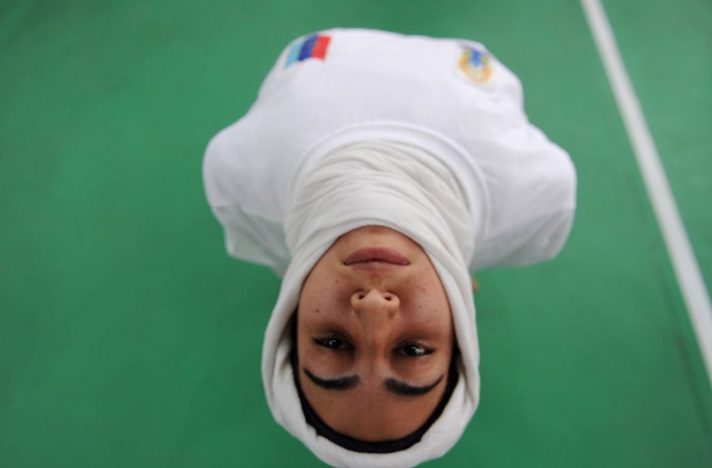 Eine muslimische Studentin beim Yoga in Srinagar.