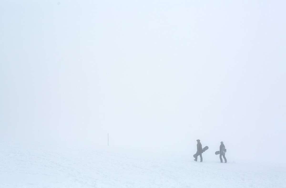 In Oberried erklimmen zwei Snowboarder den Gipfel.