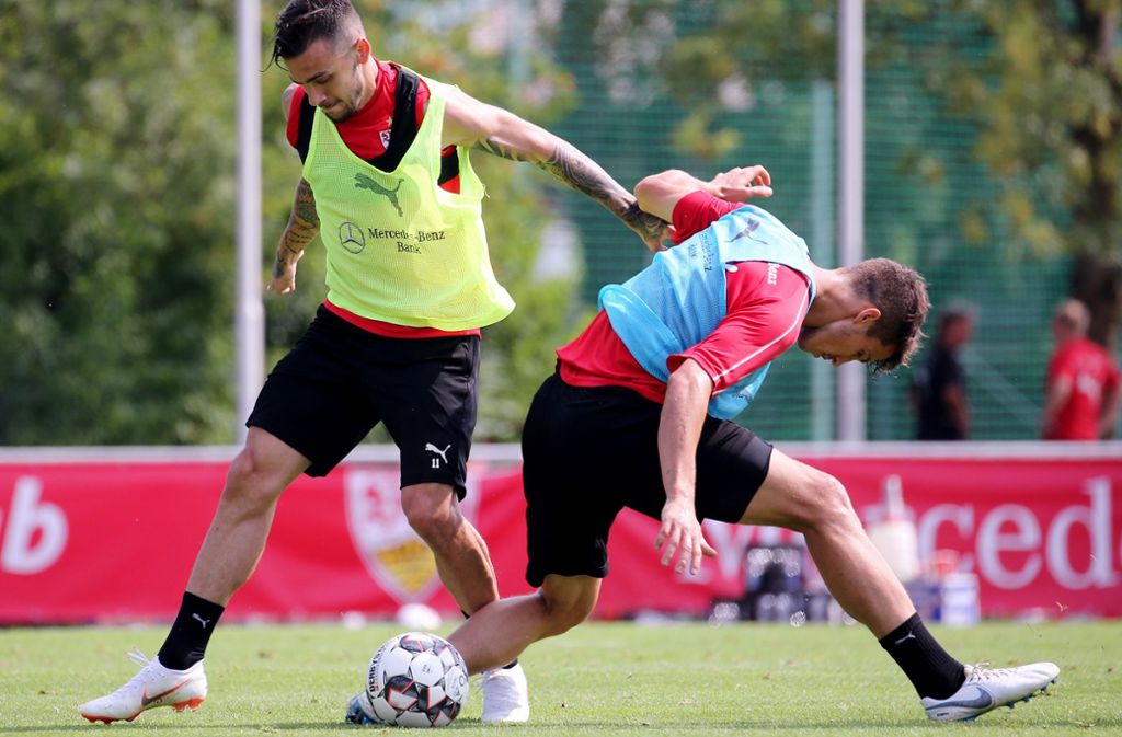Anastasios Donis (links) und Marc Oliver Kempf kämpfen um den Ball,...