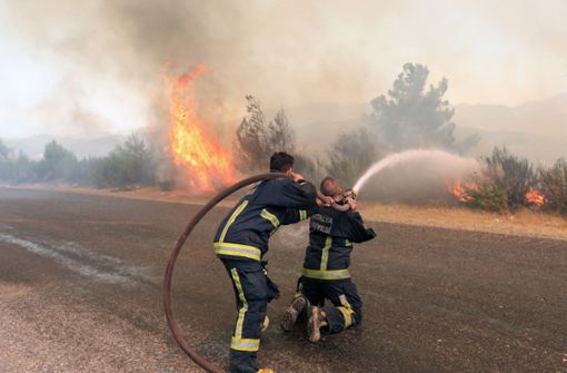 Feuerwehrleute kämpfen in Manavgat in der Provinz Antalya gegen einen Flächenbrand. Foto: dpa/XinHua