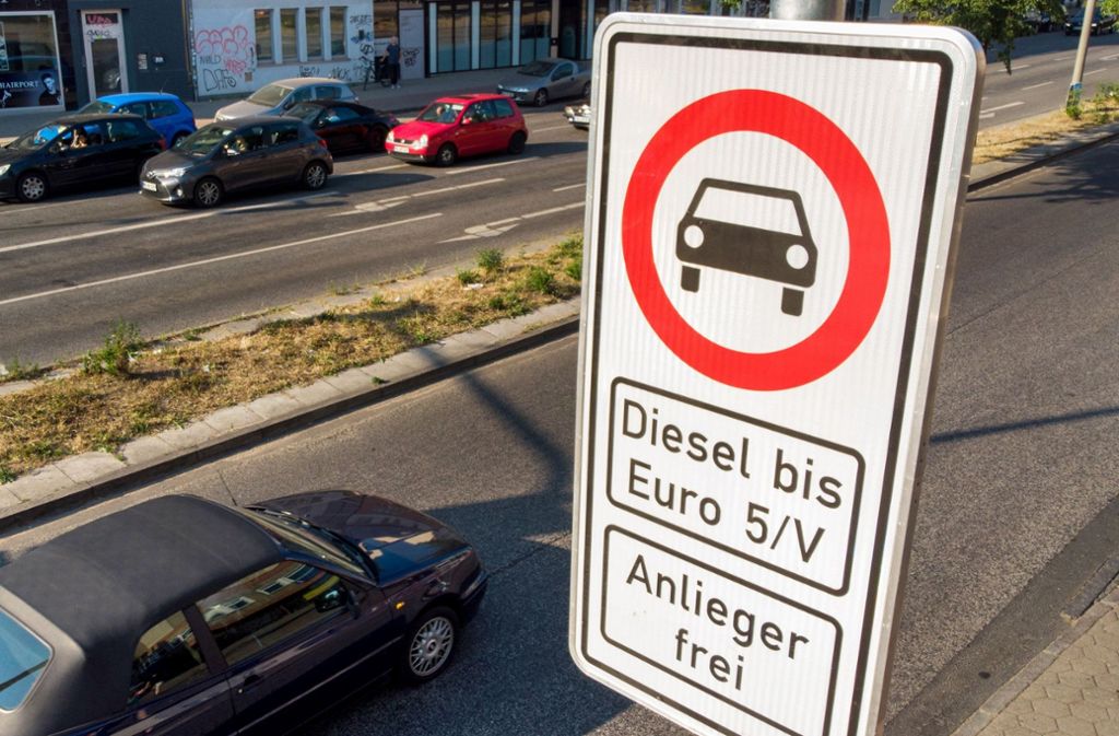 Fahrverbote, wie hier in Hamburg, verunsichern die Autokäufer.