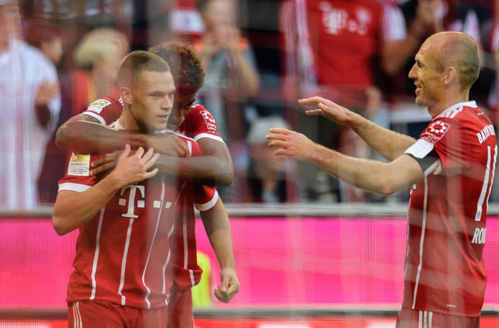 5:0 gegen den SC Freiburg zum Einstand von Jupp Heynckes beim FC Bayern München: Kingsley Coman (2. v. li.) umarmt Joshua Kimmich (li.) nach dessen Treffer zum 5:0. Rechts freut sich auch Arjen Robben.