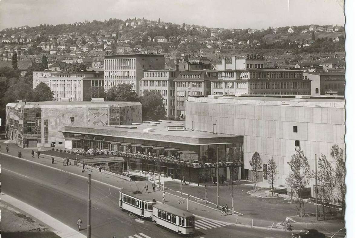 Hier fährt die Straßenbahn an der Liederhalle vorbei, vermutlich 1961.
