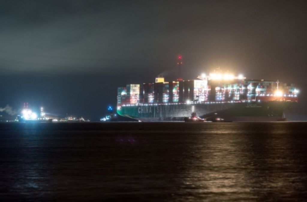 Mehrere Schlepper haben den Containerfrachter „CSCL Indian Ocean“ der Reederei China Shipping Lines wieder in zurück in die Fahrrinne der Elbe vor Grünendeich bei Stade (Niedersachsen) gezogen und begleiten das Schiff nun in den Hafen von Hamburg.
