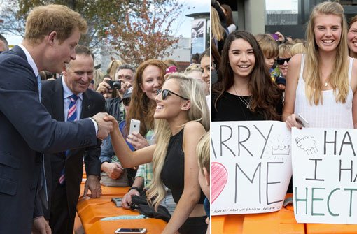 Prinz Harry im Gespräch mit einer blonden Unbekannten: In Neuseeland fliegen ihm die Herzen nur so zu. Foto: dpa/Getty Images