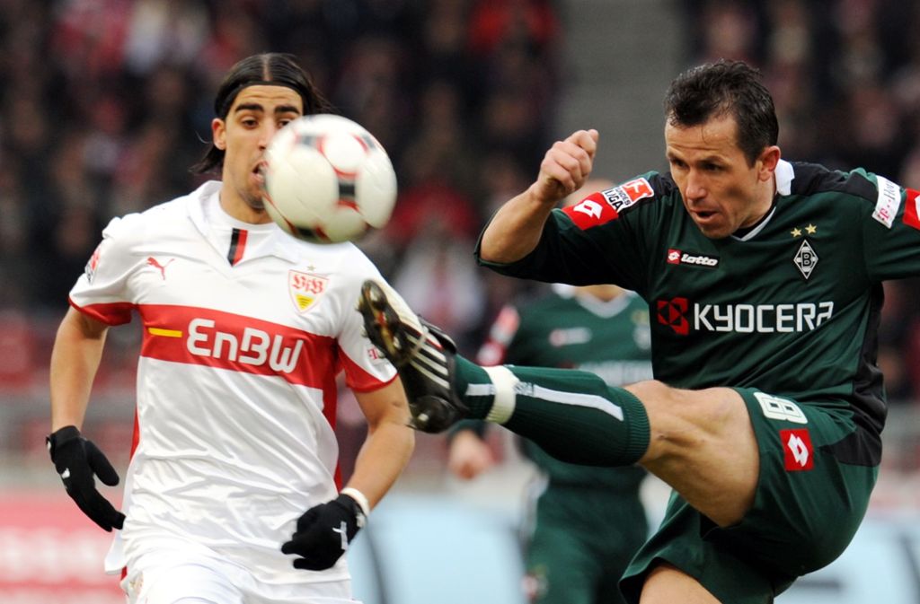 Saison 2008/09: Fallrückzieher Sami Khedira als Vorlage für den Treffer von Mario Gomez – so geschieht es beim 2:0 gegen Borussia Mönchengladbach, auch Ciprian Marica trifft. Nach dem 18. Spieltag ist der VfB Siebter (28 Punkte), bis zum Saisonende klettert das Team noch auf Rang drei (64 Punkte).