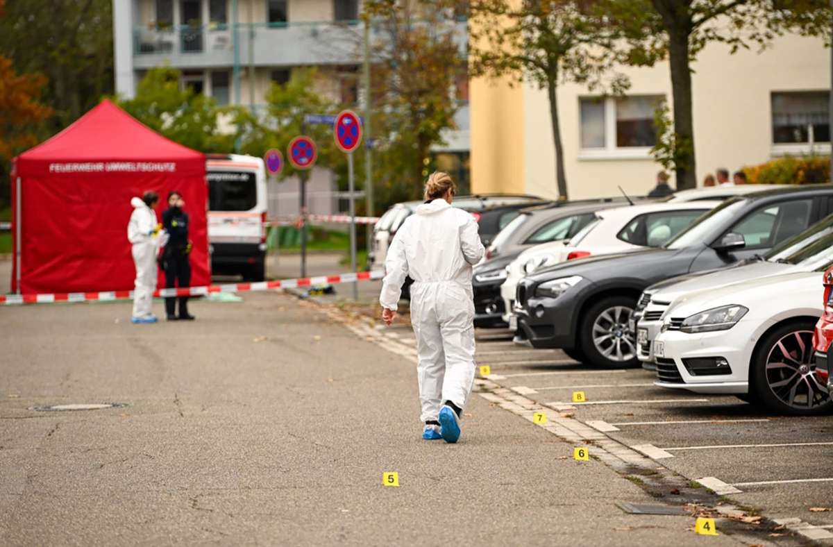 Zwei Menschen sind laut Polizei bei einer Messerattacke in Ludwigshafen ums Leben gekommen.