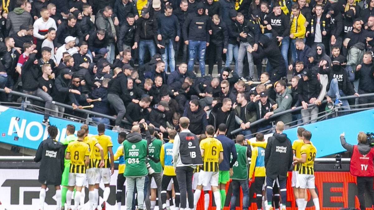Vorfall in Nijmegen: Fußballfans hüpfen im Rhythmus – Teil von Tribüne stürzt ein
