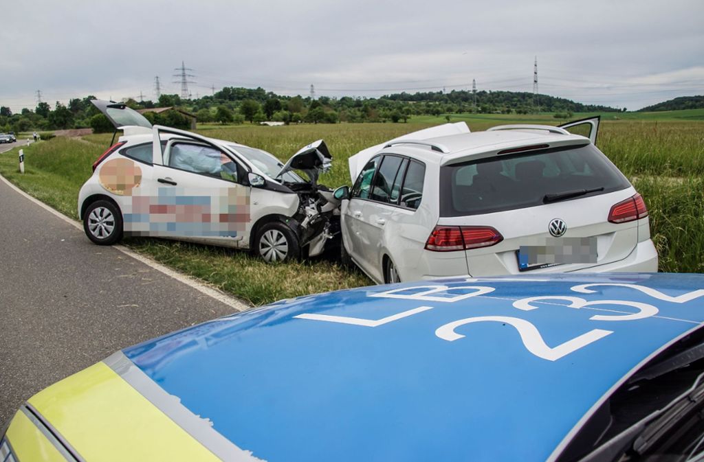 Bei dem Unfall wurden der VW-Fahrer und sein sechsjähriger Sohn verletzt.