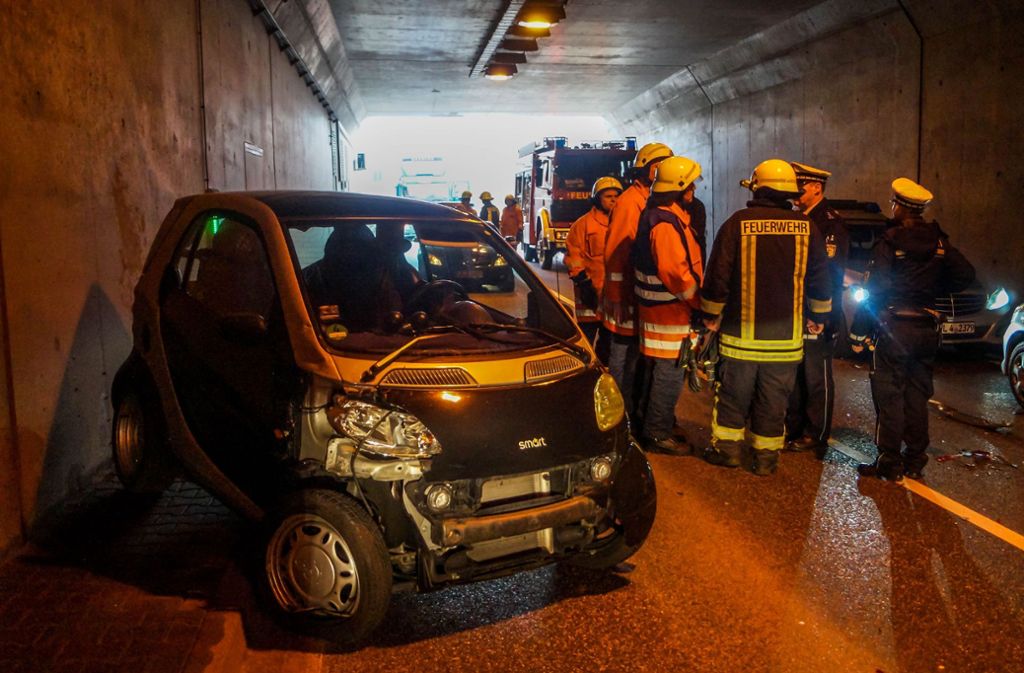 Zwei Leichtverletzte und ein Schaden in Höhe von 6000 Euro sind das Ergebnis eines Unfalls, der sich am Montag gegen 10.15 Uhr auf der Landesstraße 1100 in Ludwigsburg ereignet hat.