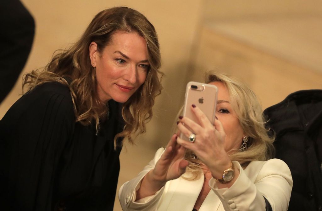 Auch das ehemalige Supermodel Tajana Patitz ließ sich bei der Chanel-Schau blicken und posierte für ein Selfie mit einem Fan.